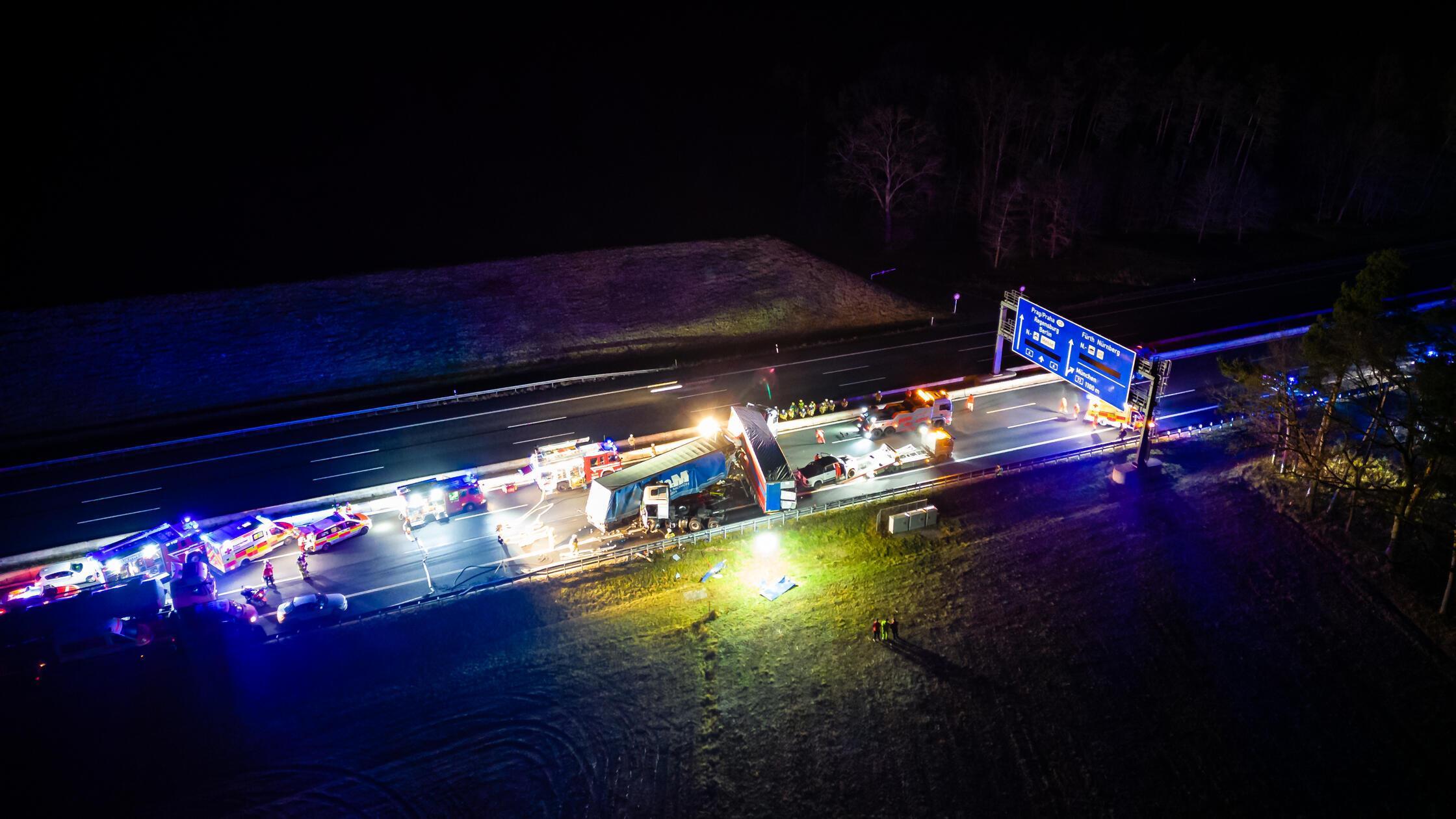 Drei Lastwagen und ein Pkw verkeilen sich auf der 