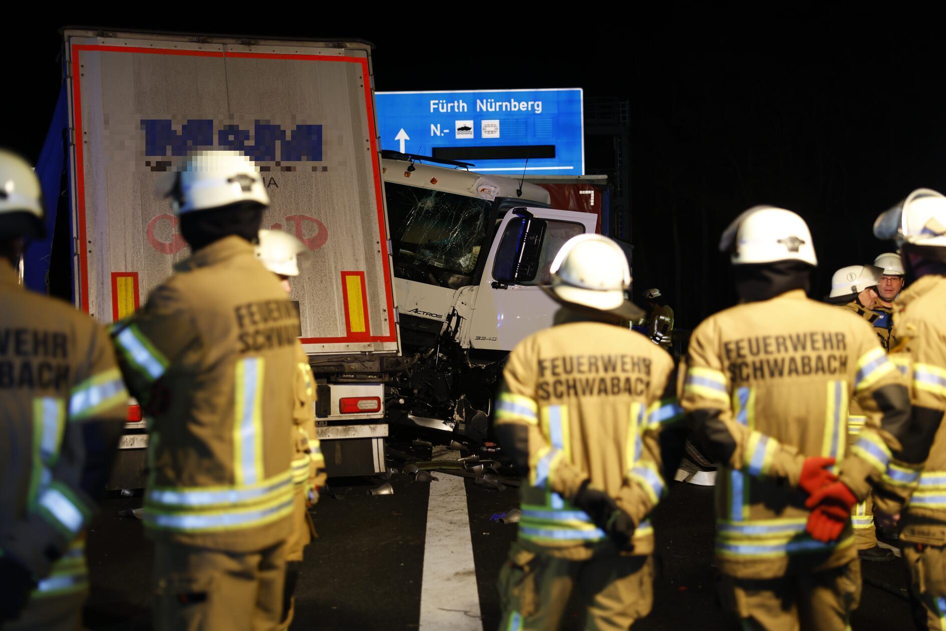 Drei Fahrzeuge, darunter zwei Lkw, kollidierten miteinander. Die Fahrzeuge verkeilten sich ineinander.