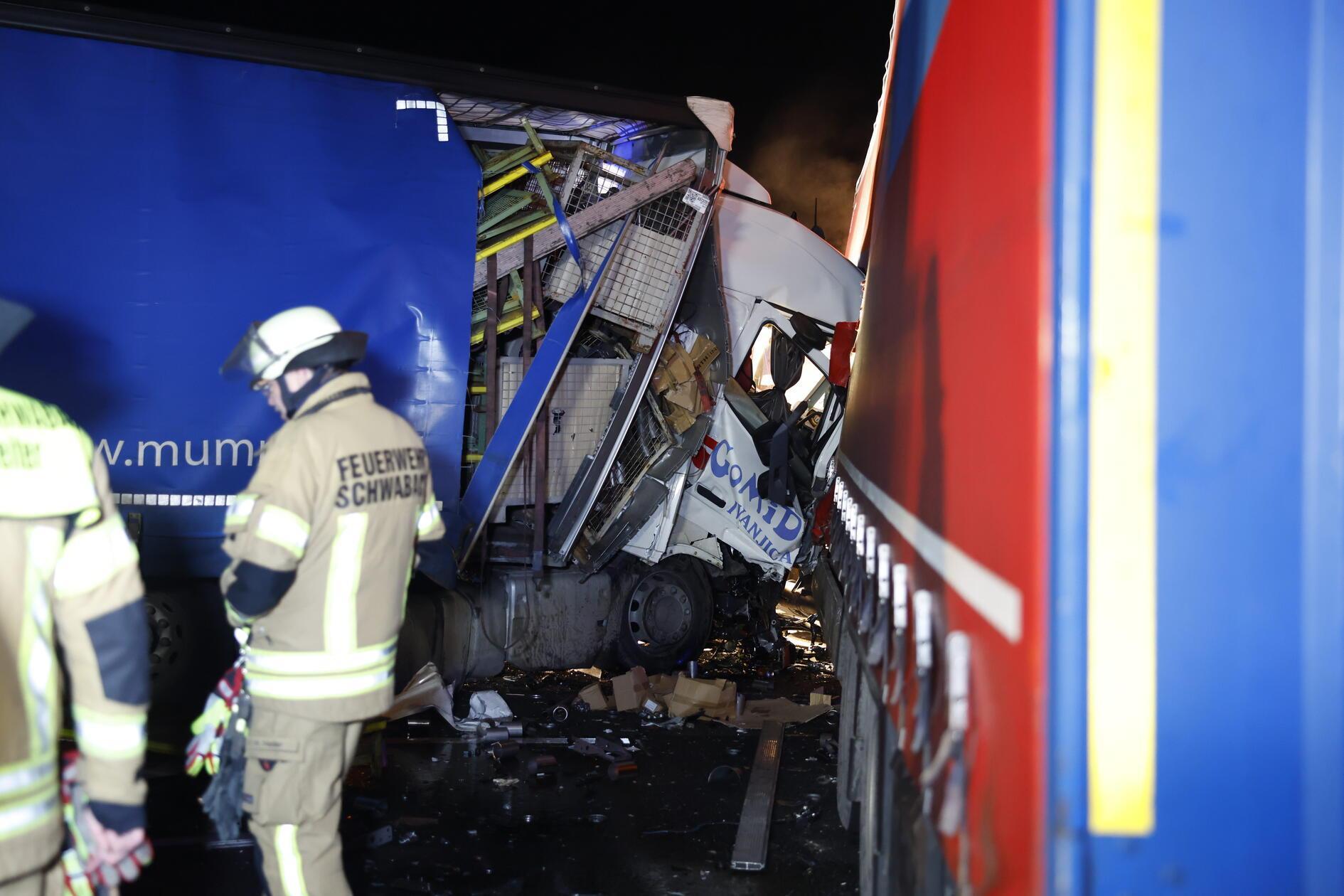 Vier Menschen wurden verletzt. Die Autobahn in Richtung Amberg musste für die Aufräumarbeiten in der Nacht gesperrt werden.