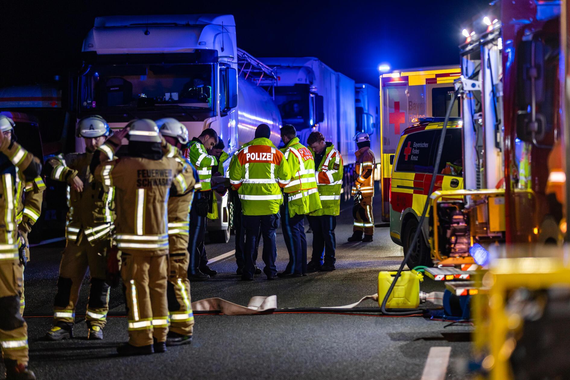 Der Leiter der Verkehrspolizei Feucht sprach noch in der Nacht von einem "Trümmerfeld", das die Fahrzeuge hinterlassen hätten.