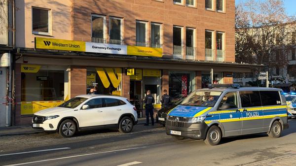 Überfall auf Bankfiliale: Größerer Polizeieinsa