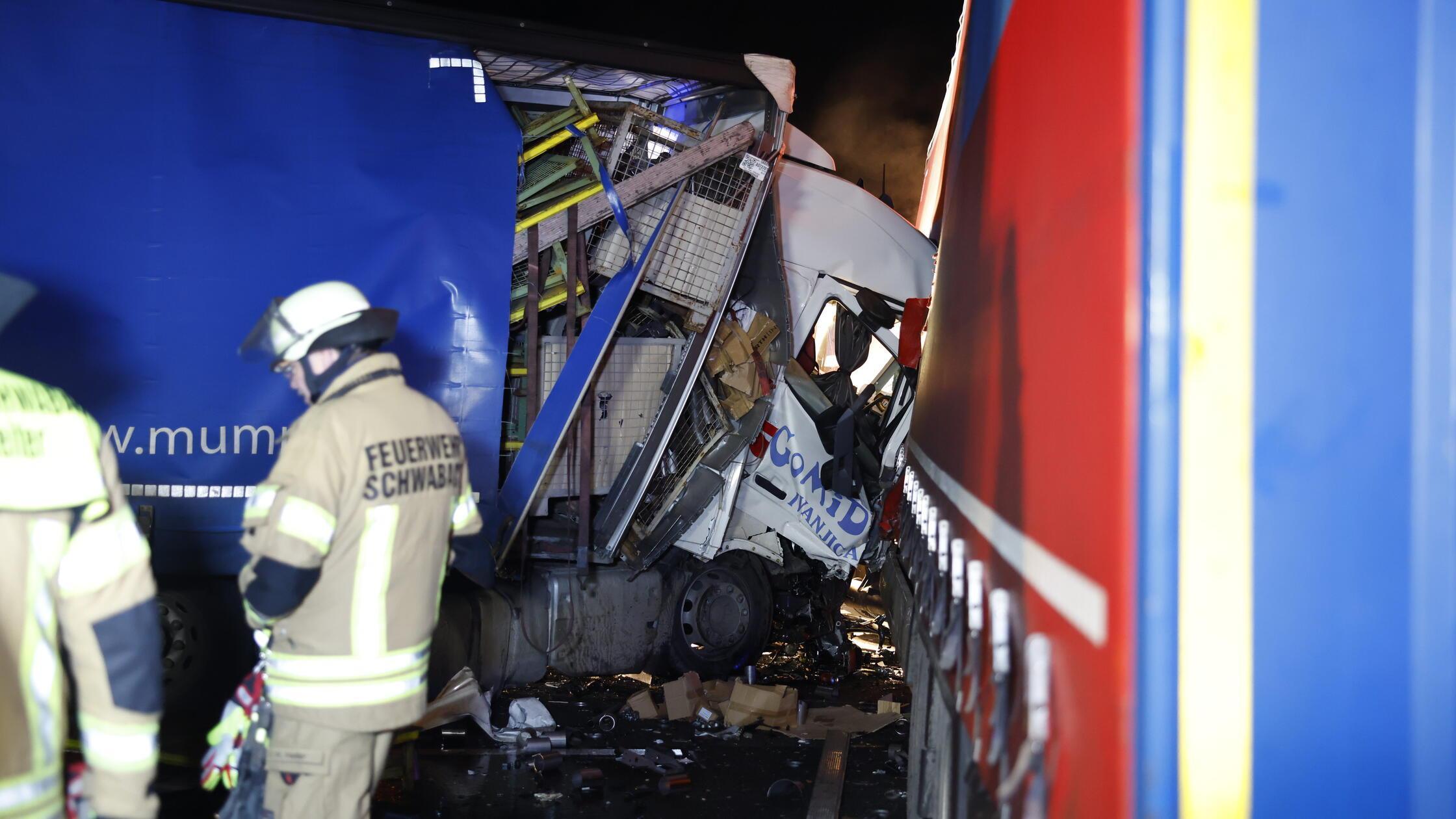 Ein heftiger Unfall mit zwei Sattelzügen, einer Zu
