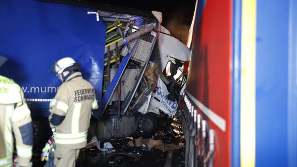 Ein heftiger Unfall mit zwei Sattelzügen, einer Zu