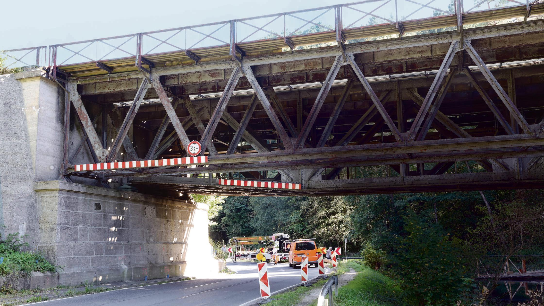 Marode Eisenbahnbr¸cke ¸ber die Staatstraﬂe 2126 k