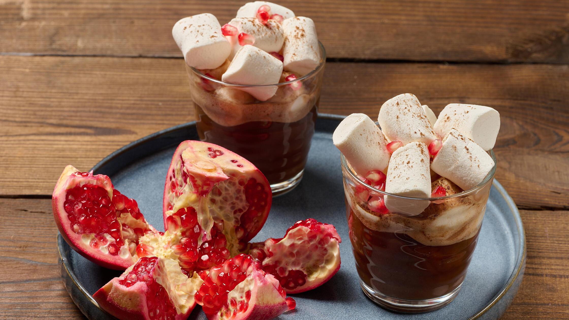 Heiße Schokolade mit Marshmallows und Granatapfel 