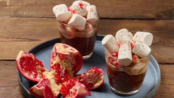 Heiße Schokolade mit Marshmallows und Granatapfel