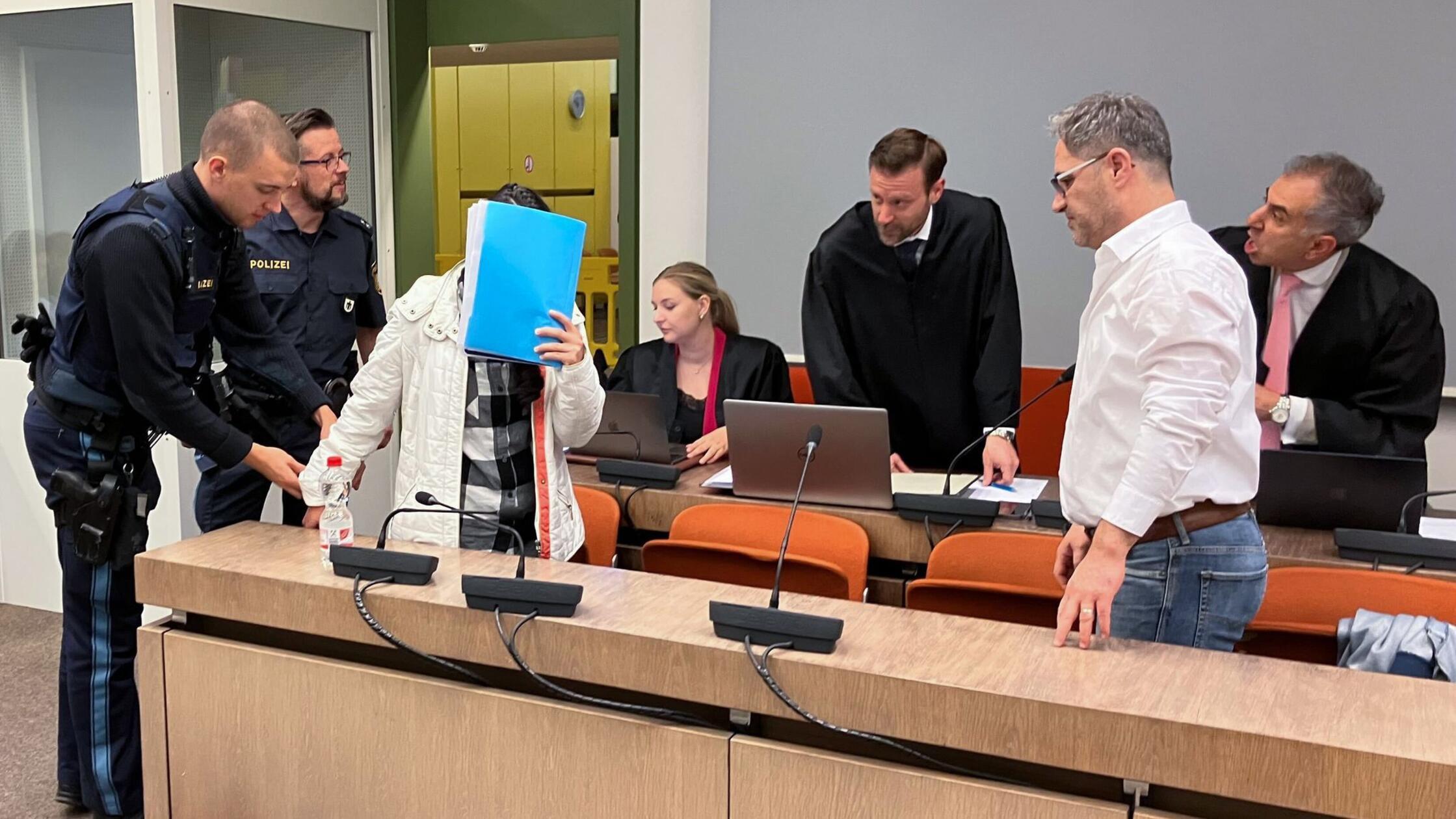 Na sojenju v Münchnu je jezidska žrtev opisala zasužnjevanje s strani teroristov Islamske države