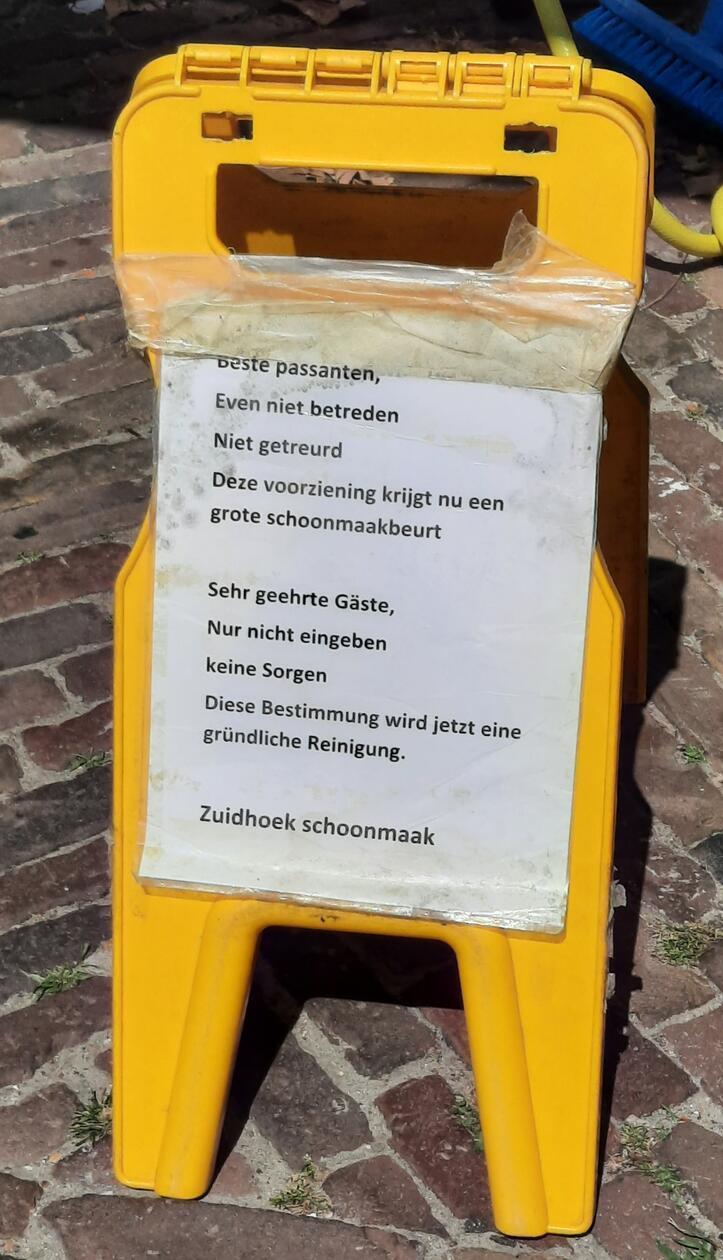 „Auf Zierikzee (Niederlande) ist uns vor einer öffentlichen Toilette am Hafen dieser Aufsteller aufgefallen“, schreiben Bettina und Klaus Sterzel aus Feucht.