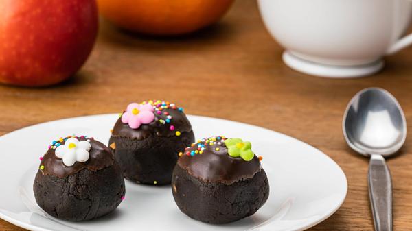 Schokokugeln oder Schokoladenkugeln mit bunten Reg