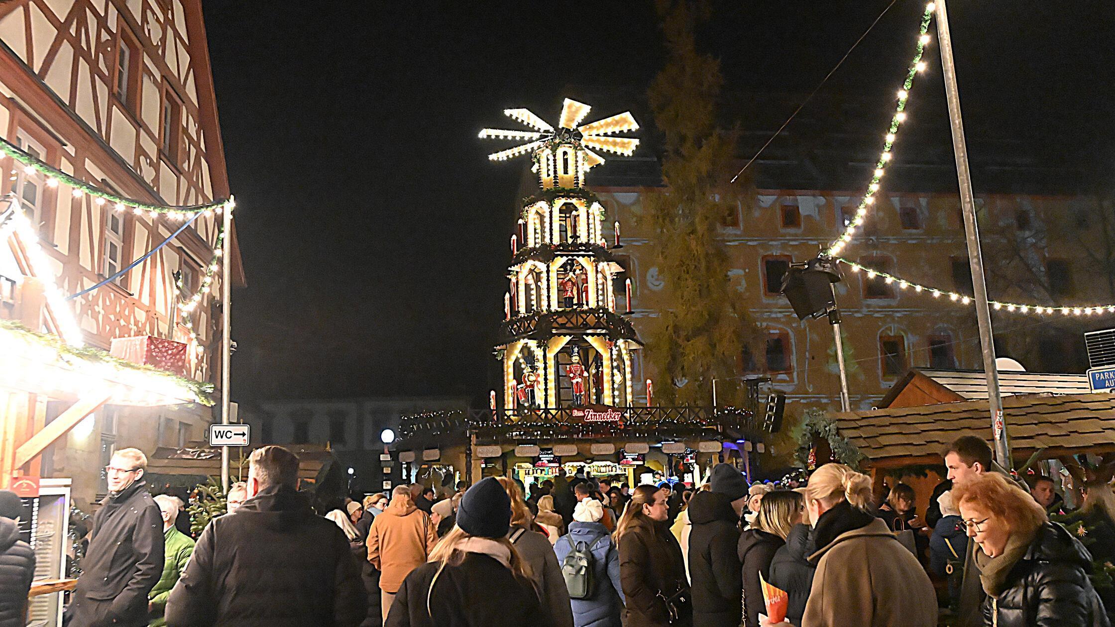 Weihnachtsmarkt-Forchheim-in-Kritik-Wei-nicht-welche-Superlative-noch-erwartet-werden-