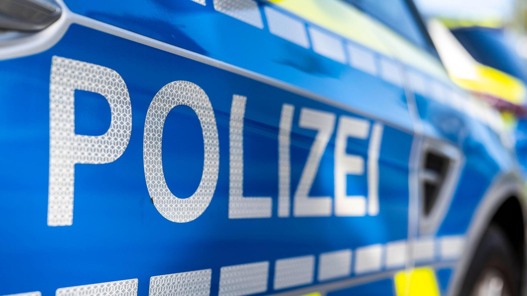 Beifahrer lenkt Auto absichtlich in Leitplanke - Haftbefehl