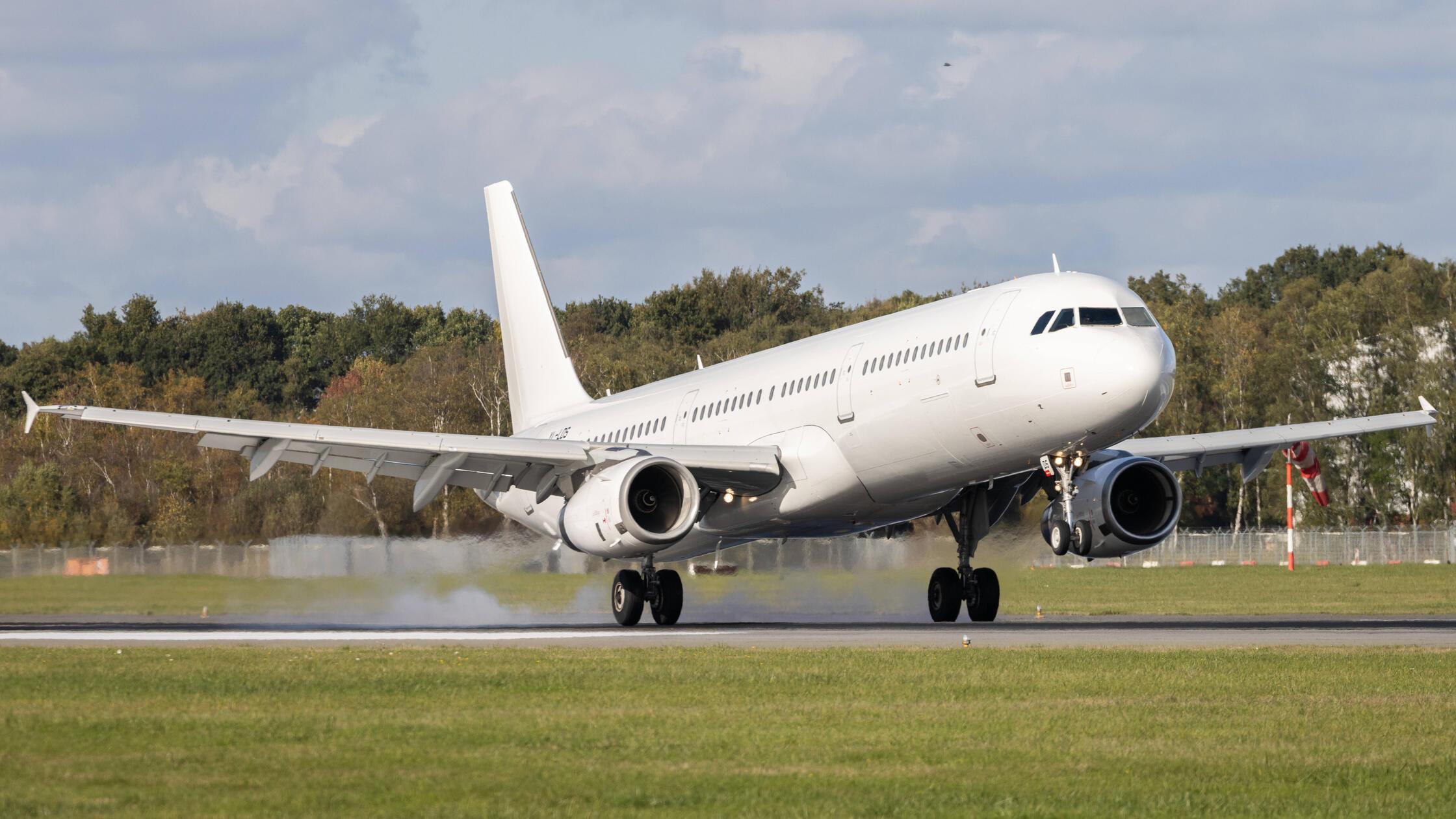 Der Airbus A321-231 (A321) der Fluglinie SmartLynx