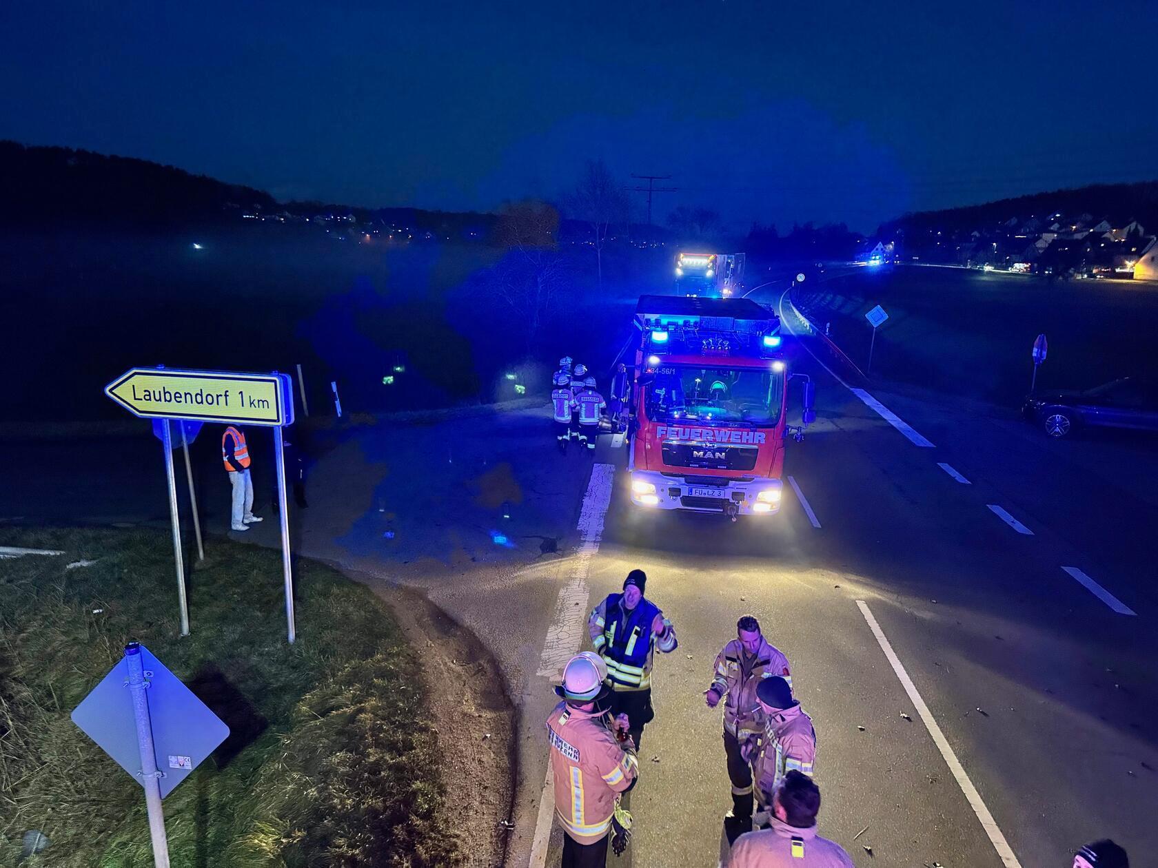Die Feuerwehr musste die beiden Personen, die sich im Fahrzeug des Unfallverursachers befanden, aus dem Wrack befreien.