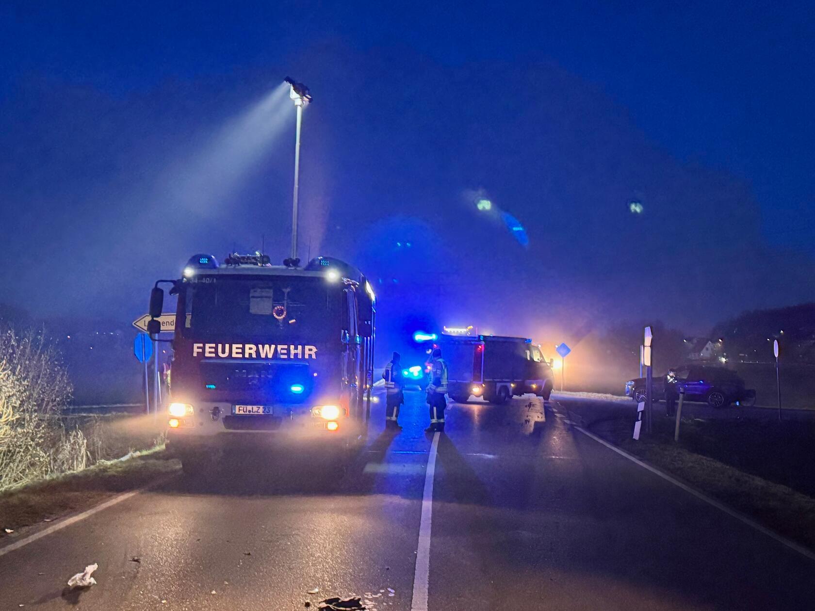 Lebensgefährlich verletzt wurde niemand, die drei Unfallbeteiligten wurden mit leichten Verletzungen in Krankenhäuser gebracht.