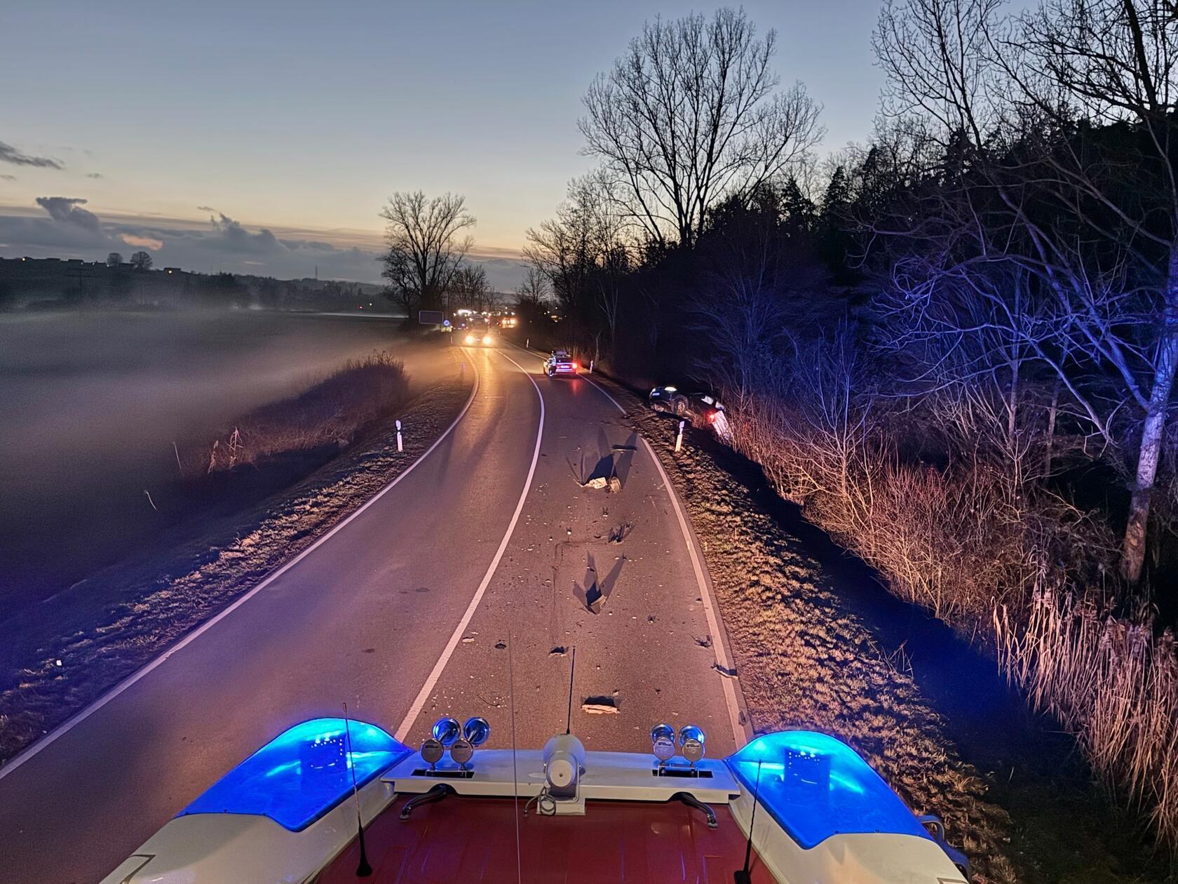 Die Unfallaufnahme läuft, die Staatsstraße ist in beide Richtungen komplett gesperrt. Die Feuerwehr leitet den Verkehr um.