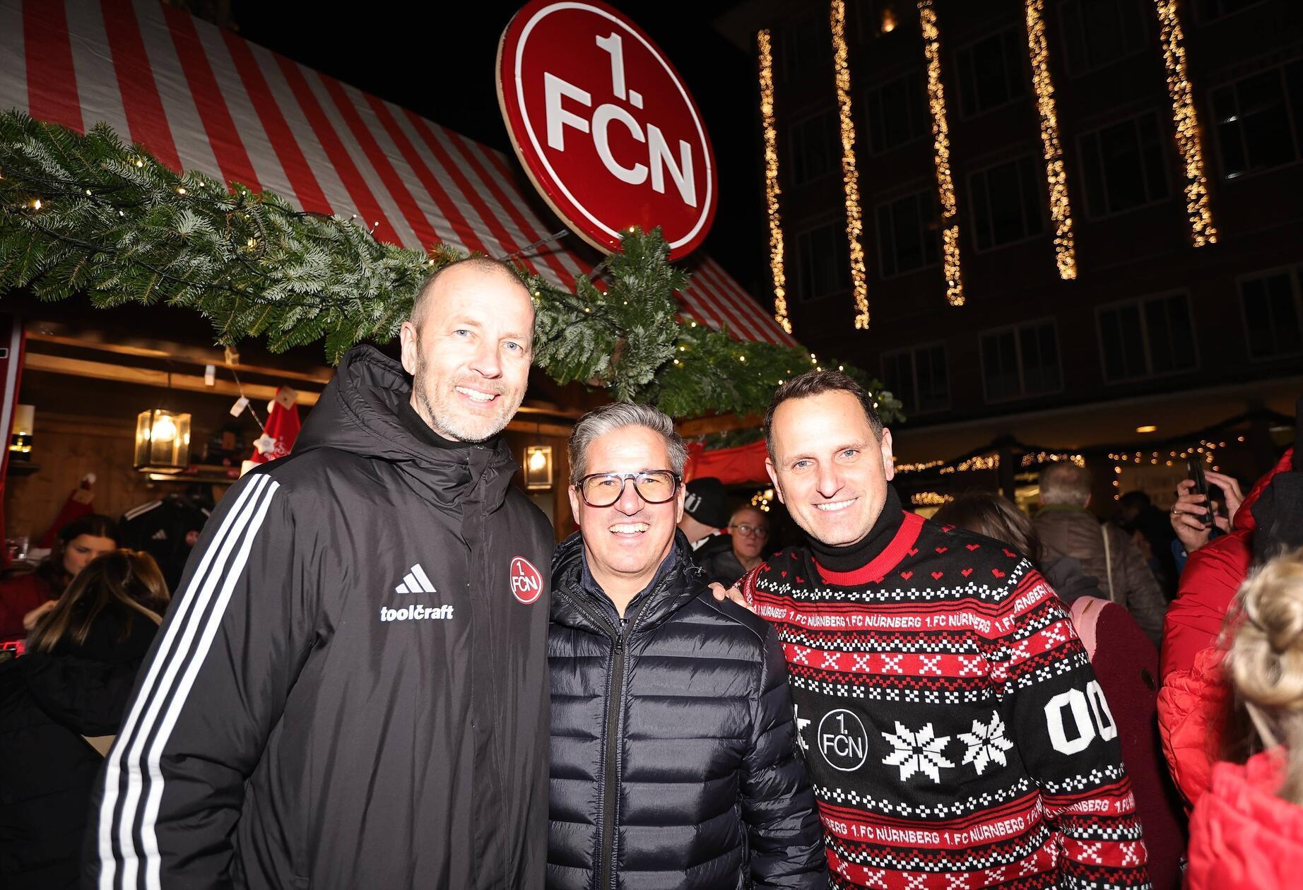 Auch die Chefetage des Vereins ist mit von der Partie, hier strahlen Niels Rossow, Stefan Heim und Joti Chatzialexiou um die Wette.