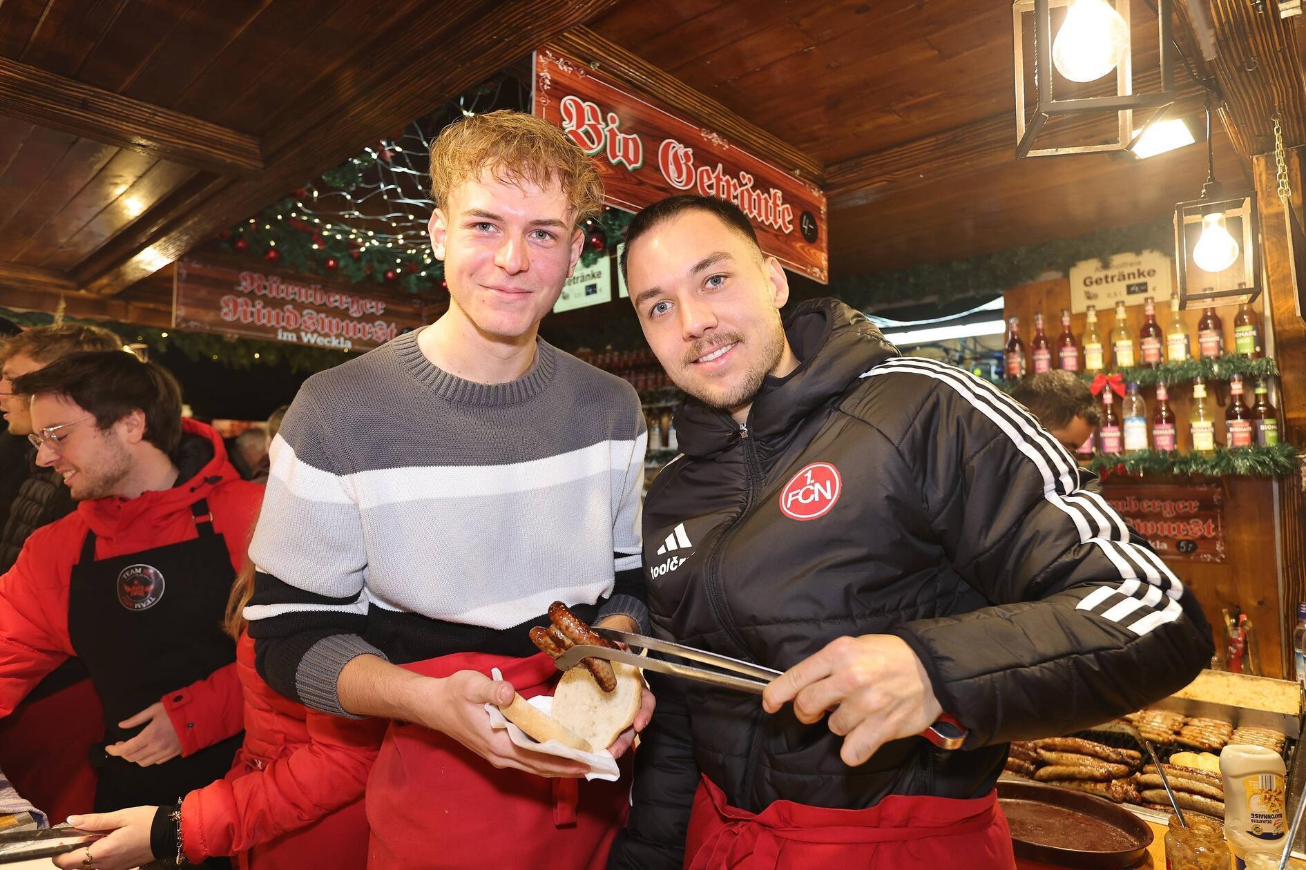 Eric Porstner und Julian Justvan präsentieren stolz ihr Werk.