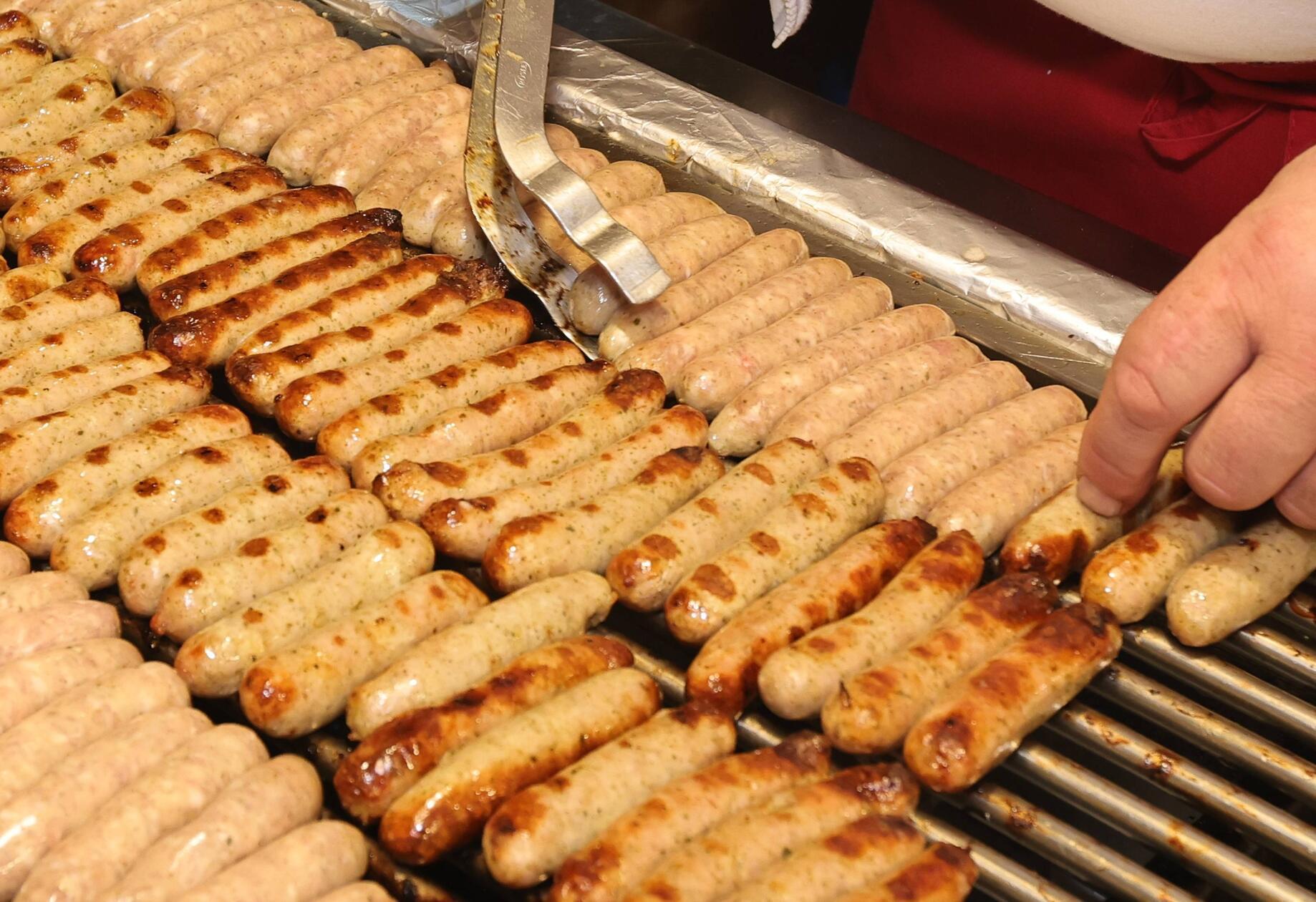 In Reih und Glied brutzeln die Objekte der Begierde auf dem Rost. Die Einnahmen, die durch den Verkauf der Würste generiert werden, gehen an den Kinder- und Jugendhospizdienst Nürnberg, die Lebenshilfe Nürnberg und den Verein Straßenkreuzer.