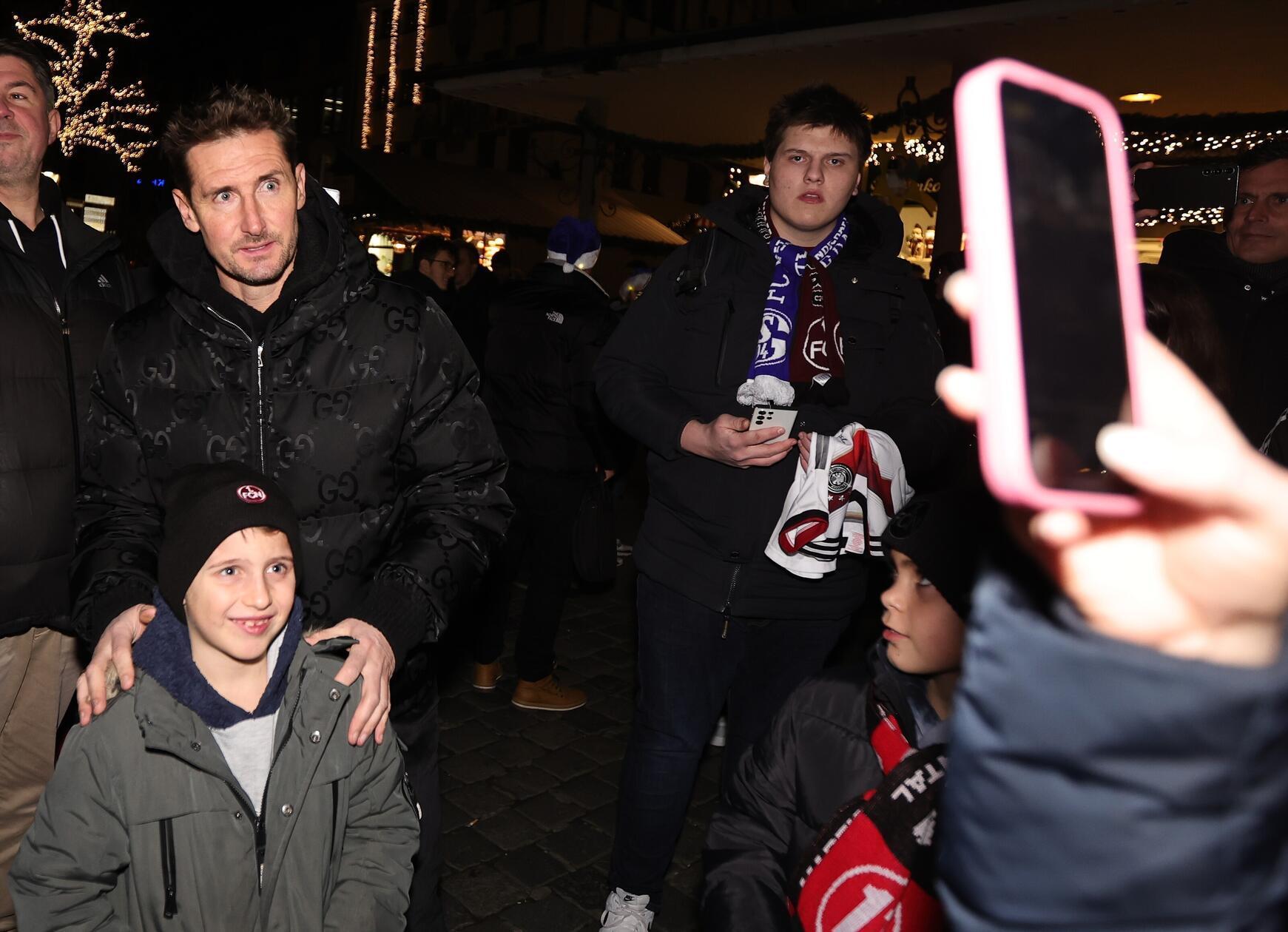 Miroslav Klose mischt sich derweils unter die Fans...