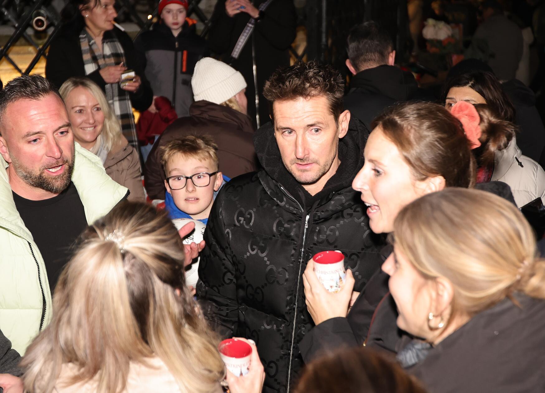 Klose im angeregten Austausch mit Anhängerinnen und Anhängern des 1. FC Nürnberg.