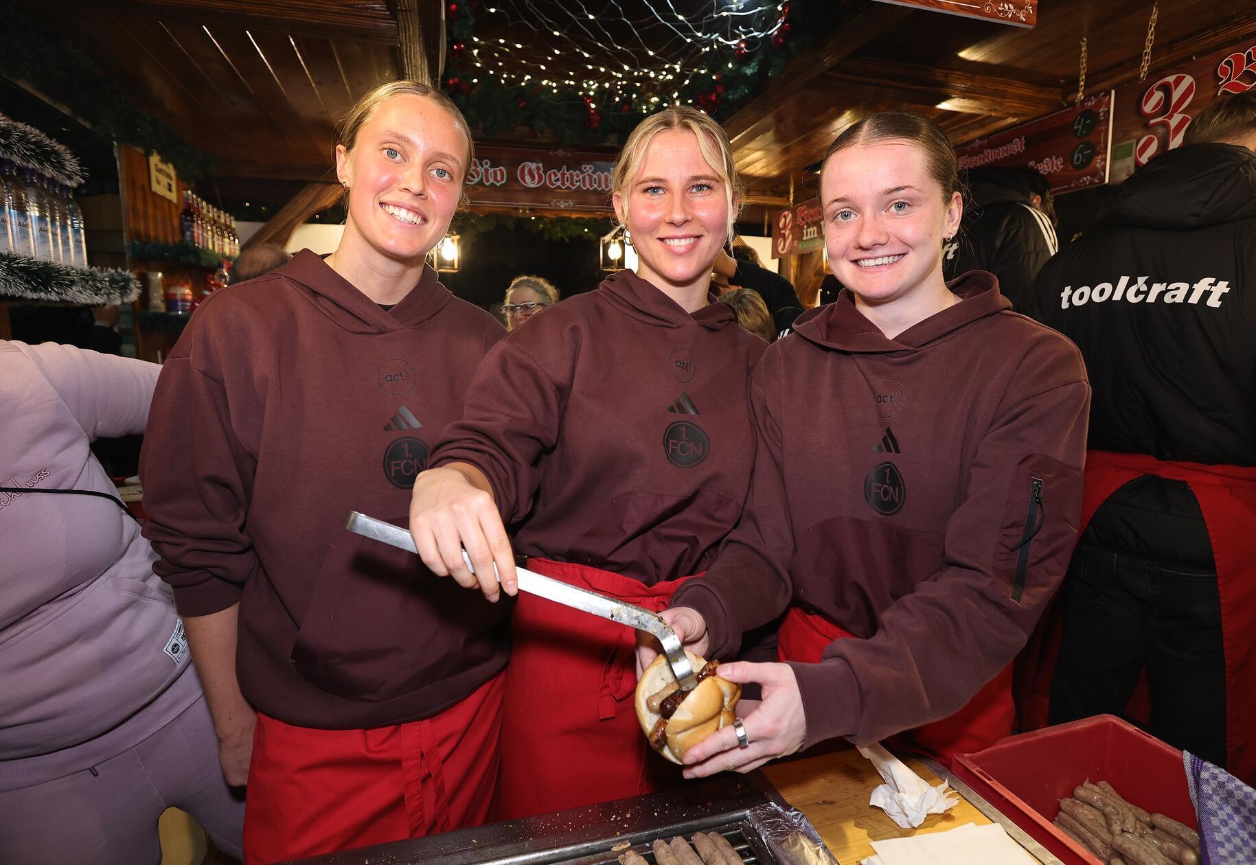 Auch die Club-Frauen sind dabei, hier grillen Klara Svensson Senelius, Meret Günster und Jacqueline Baumgärtel.