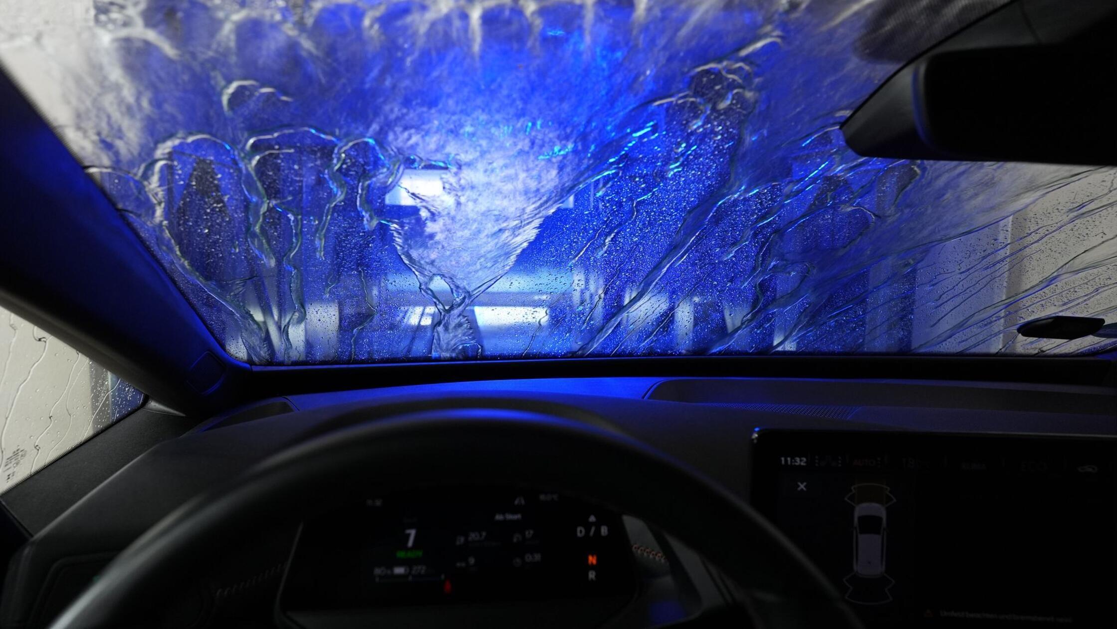 In Autowaschanlage in Bayern eingequetscht: 62-jährige Frau verlässt Wagen und wird verletzt