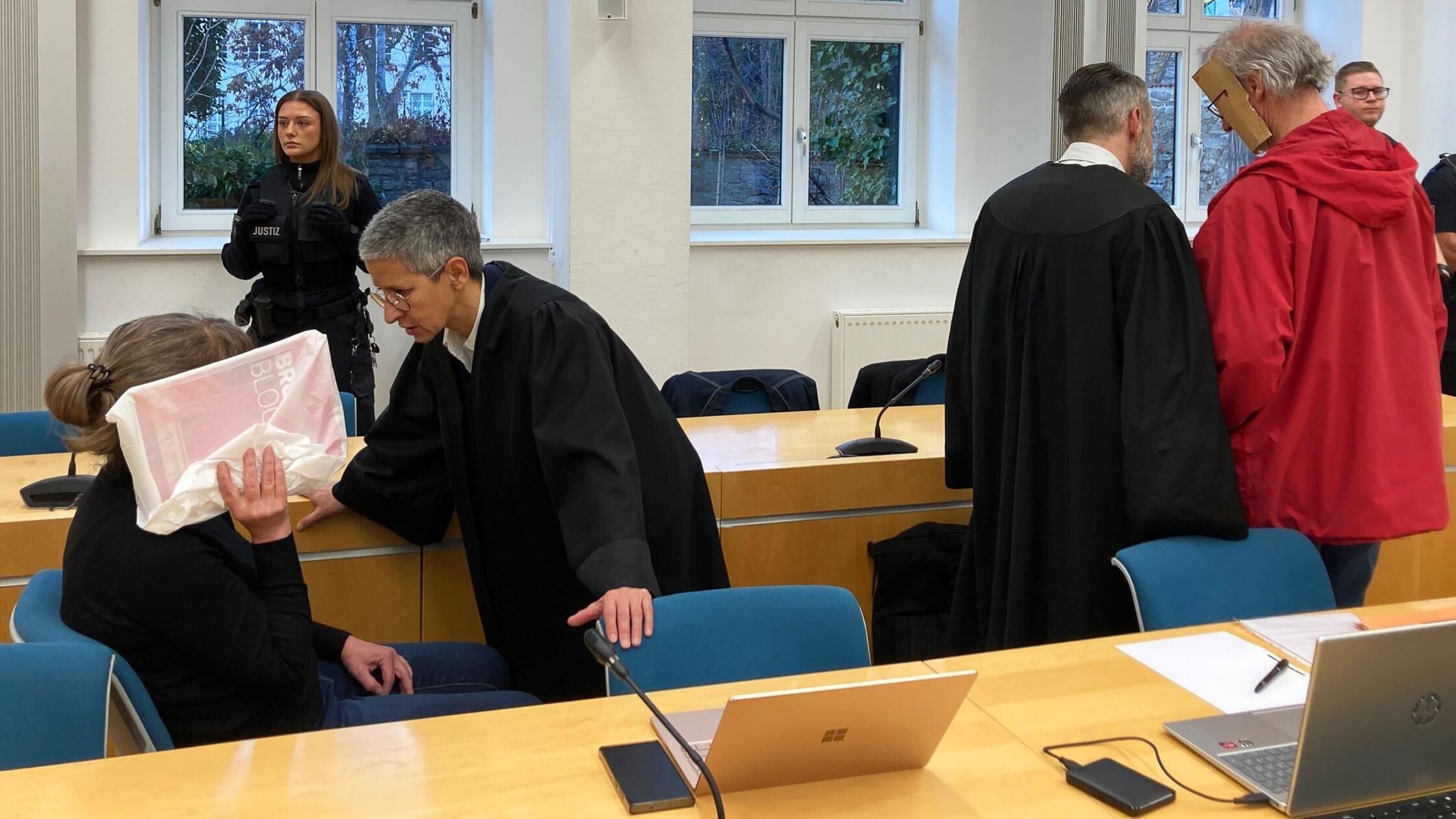 Prozessstart: Junge Frau entführt und in Holzkiste gesperrt?