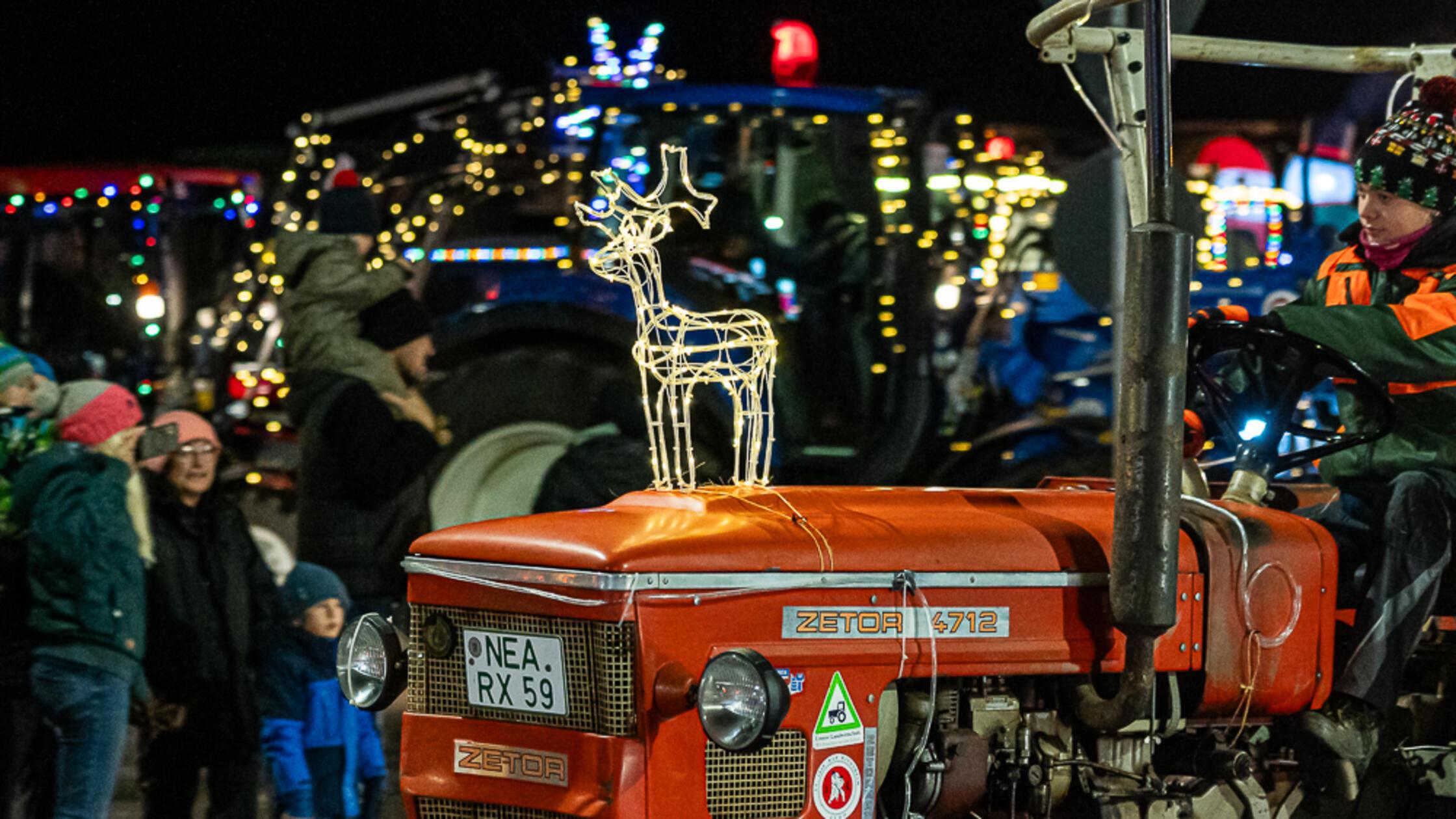 -Keine-Chance-Beliebter-Lichterzug-mit-geschm-ckten-Traktoren-in-Bad-Windsheim-f-llt-aus