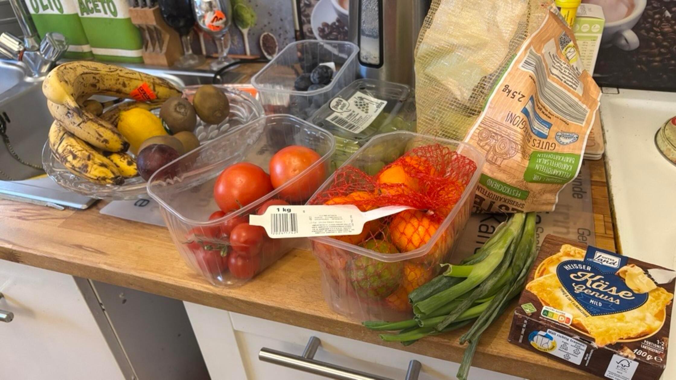 Die-gro-e-Not-von-zwei-N-rnbergerinnen-Einmal-wieder-im-Supermarkt-einkaufen-w-re-sch-n-