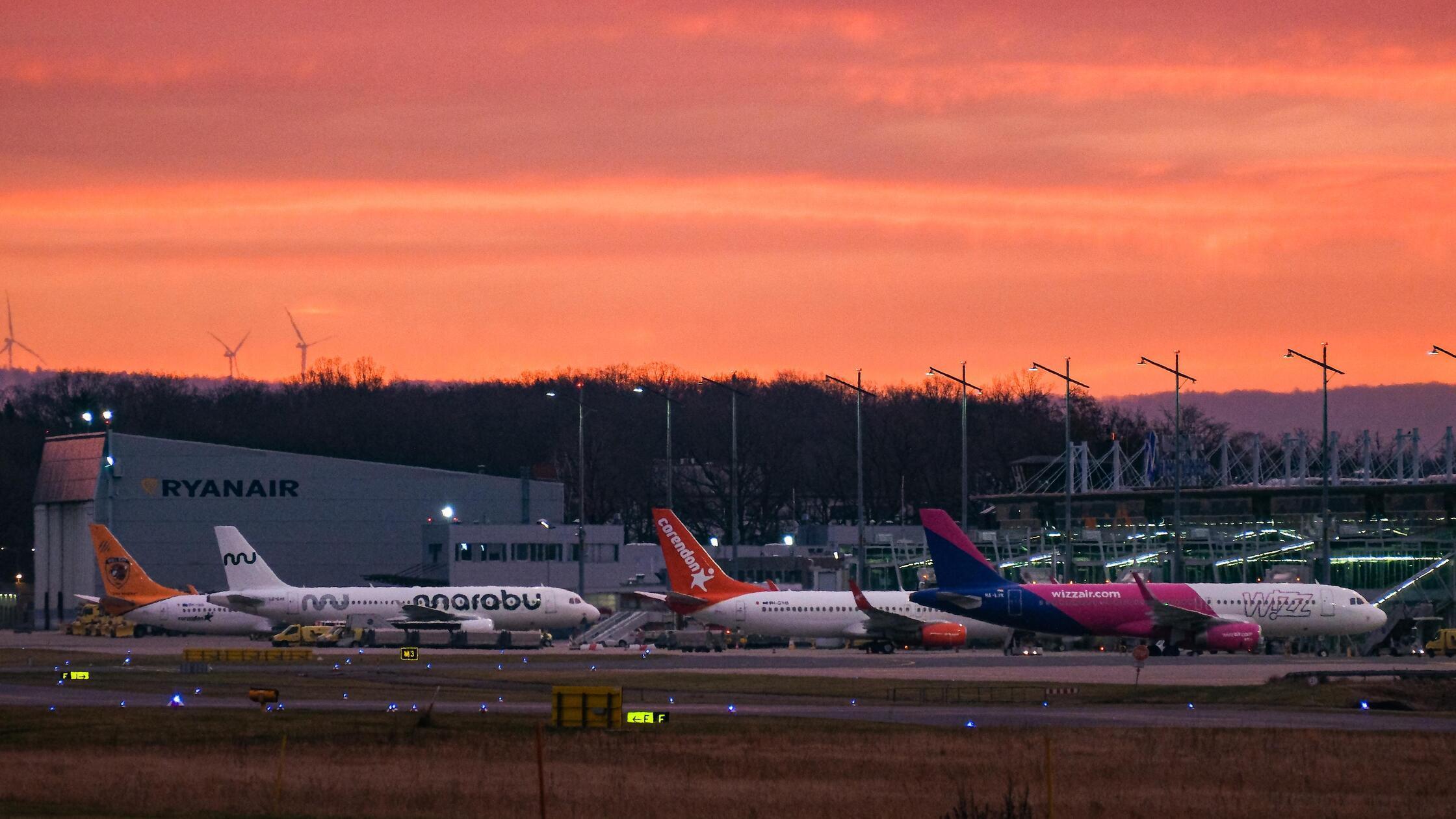 Morgend-mmerung-am-Airport--28.12