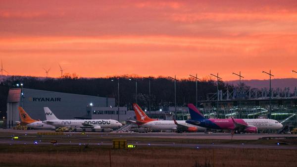 Morgend-mmerung-am-Airport--28.12