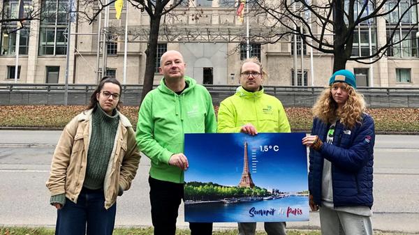 BUND Naturschutz bringt Postkarte in Staatskanzlei