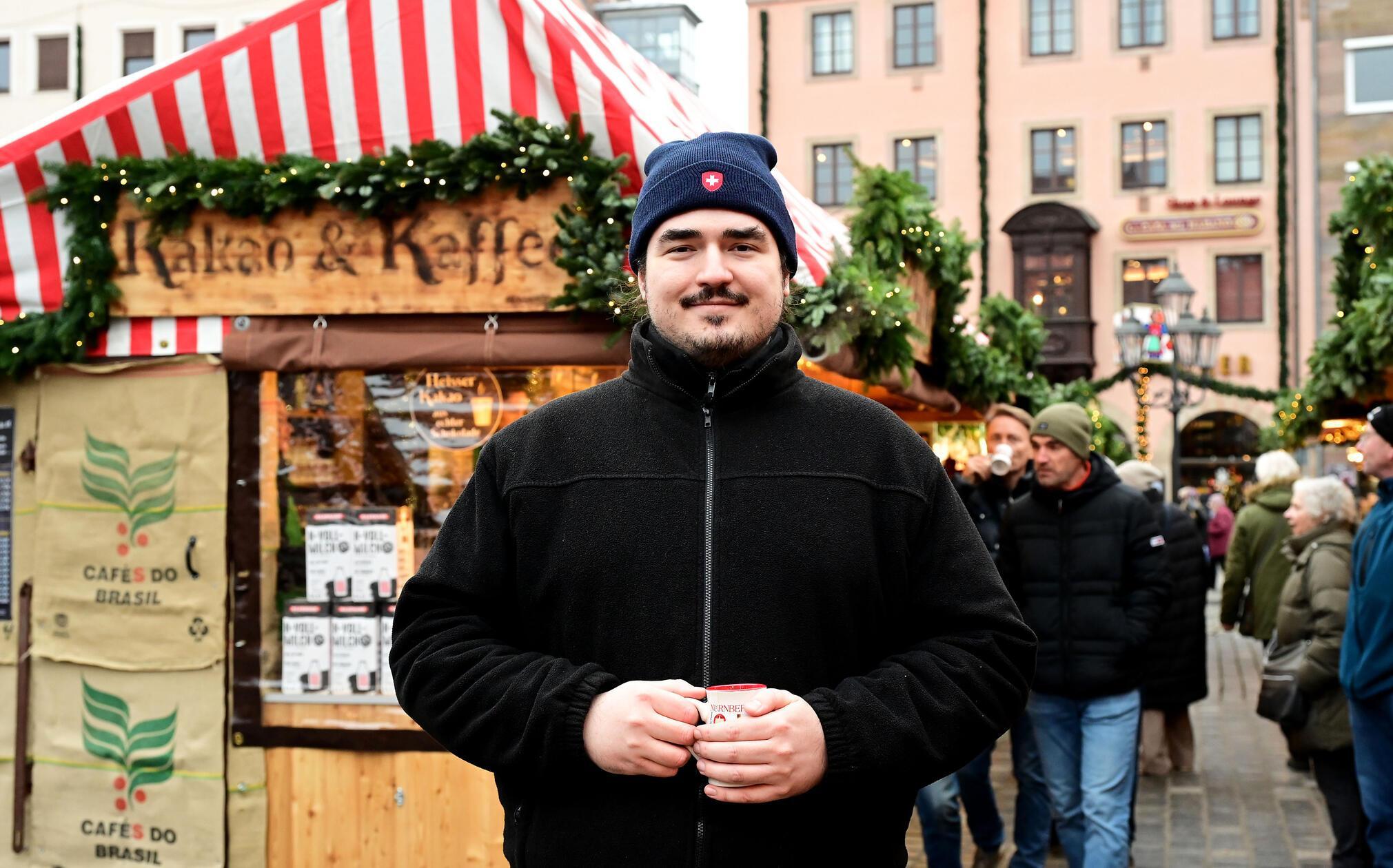 Schmecken müssen die Produkte natürlich - Dominik Jukic hat an seinem Stand lange an der Rezeptur gearbeitet. Es hat sich gelohnt: Seine heiße Schokolade mit Hafermilch schmeckt sehr fein.