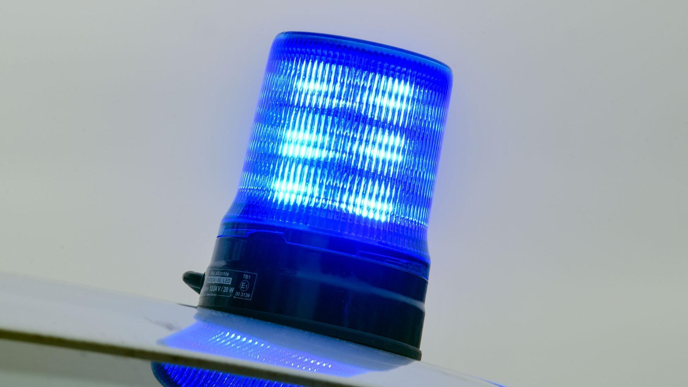 Ein Blaulicht steht auf dem Dach eines zivilen Fah