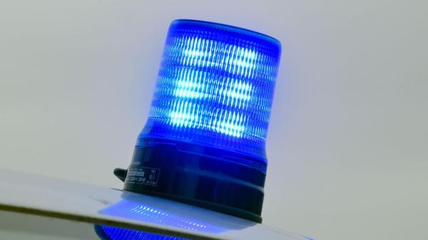 Ein Blaulicht steht auf dem Dach eines zivilen Fah