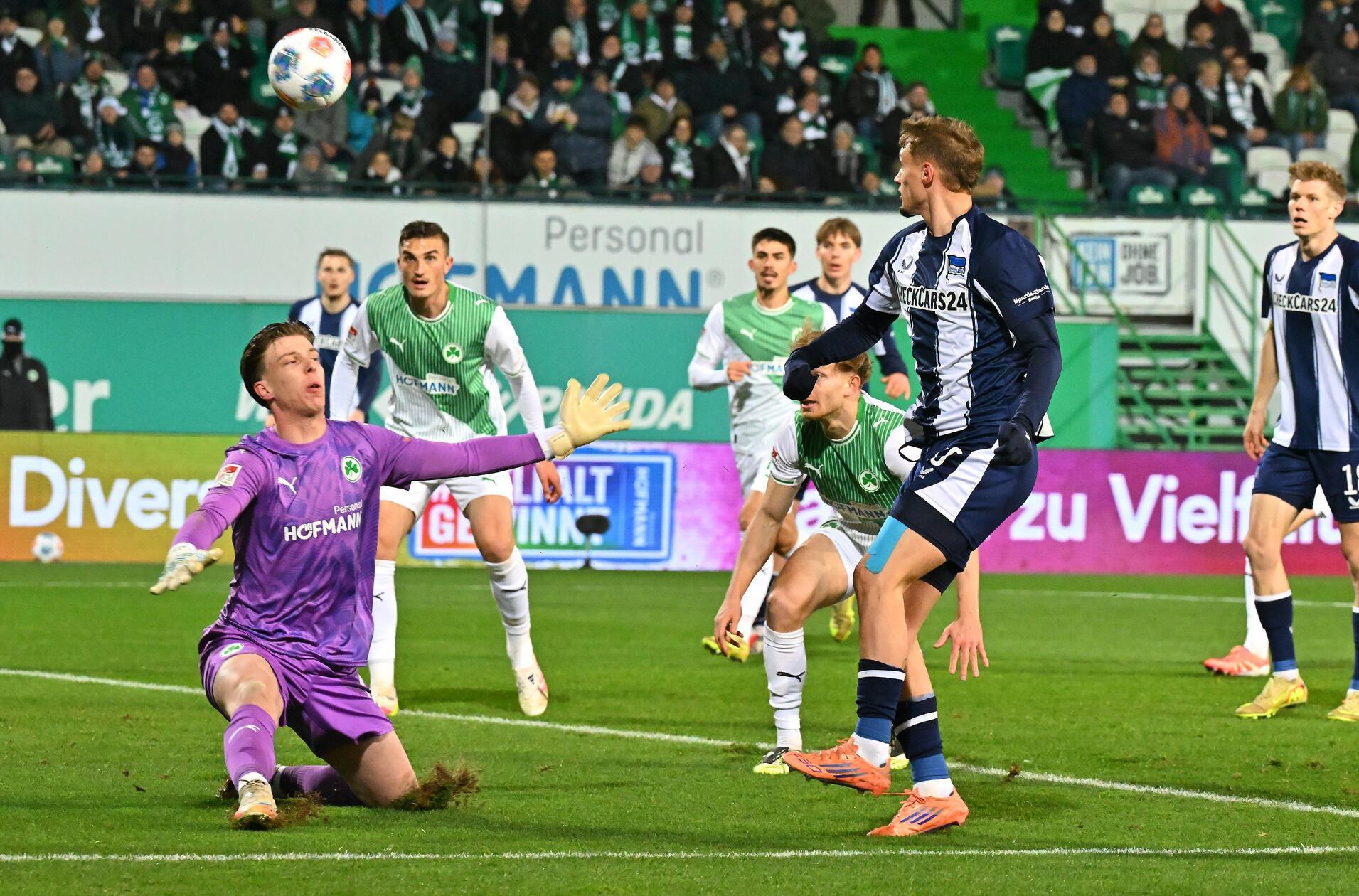 Die erste Großchance geht aufs Konto der Berliner: Nach 10 Minuten ist es der Franzose Cuisance, der nach einer unübersichtlichen Situation im Fürther 16er Torhüter Schlieck überlupft. Maximillian Dietz rettet aber auf der Linie für seinen geschlagenen Schlussmann, es steht weiter 0:0.