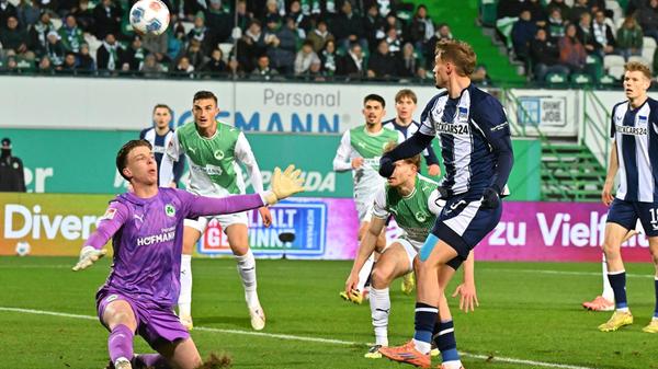 Die erste Großchance geht aufs Konto der Berliner: Nach 10 Minuten ist es der Franzose Cuisance, der nach einer unübersichtlichen Situation im Fürther 16er Torhüter Schlieck überlupft. Maximillian Dietz rettet aber auf der Linie für seinen geschlagenen Schlussmann, es steht weiter 0:0.