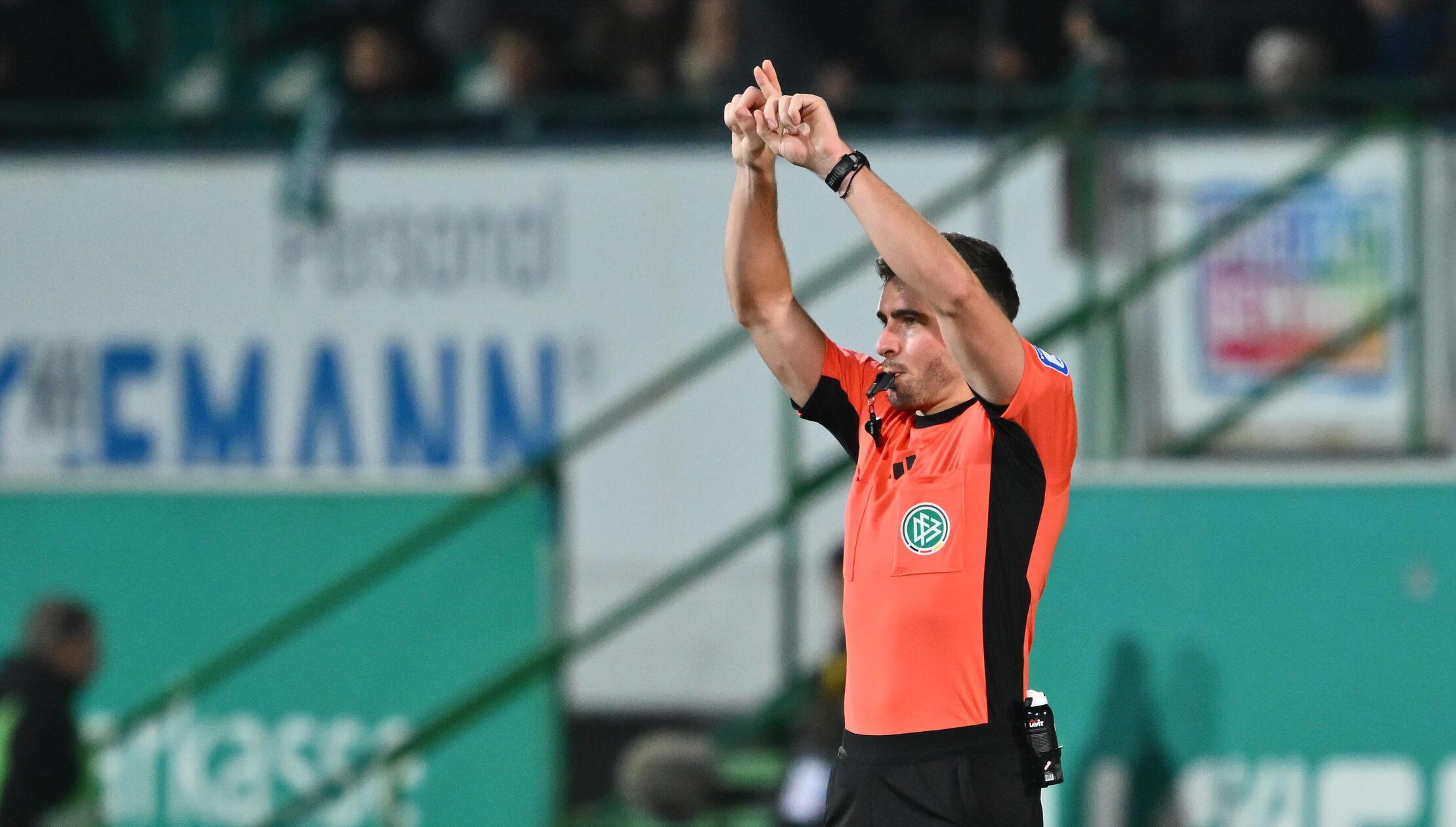 Die Anfangsphase geht insgesamt klar an die Gäste aus Berlin, die das Kleeblatt am eigenen Strafraum einschnüren. Fast folgerichtig ist dann das vermeintliche 1:0 in der 27. Minuten durch Reese. Der Ex-Fürther lässt den überrumpelten Dehm links am Strafraumrand stehen und schlenzt den Ball mit viel Gefühl ins lange Eck. Doch nach kurzer Zeit schaltet sich der VAR ein: Abseitsstellung, der Treffer zählt nicht.