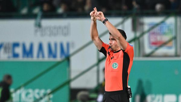 Die Anfangsphase geht insgesamt klar an die Gäste aus Berlin, die das Kleeblatt am eigenen Strafraum einschnüren. Fast folgerichtig ist dann das vermeintliche 1:0 in der 27. Minuten durch Reese. Der Ex-Fürther lässt den überrumpelten Dehm links am Strafraumrand stehen und schlenzt den Ball mit viel Gefühl ins lange Eck. Doch nach kurzer Zeit schaltet sich der VAR ein: Abseitsstellung, der Treffer zählt nicht.