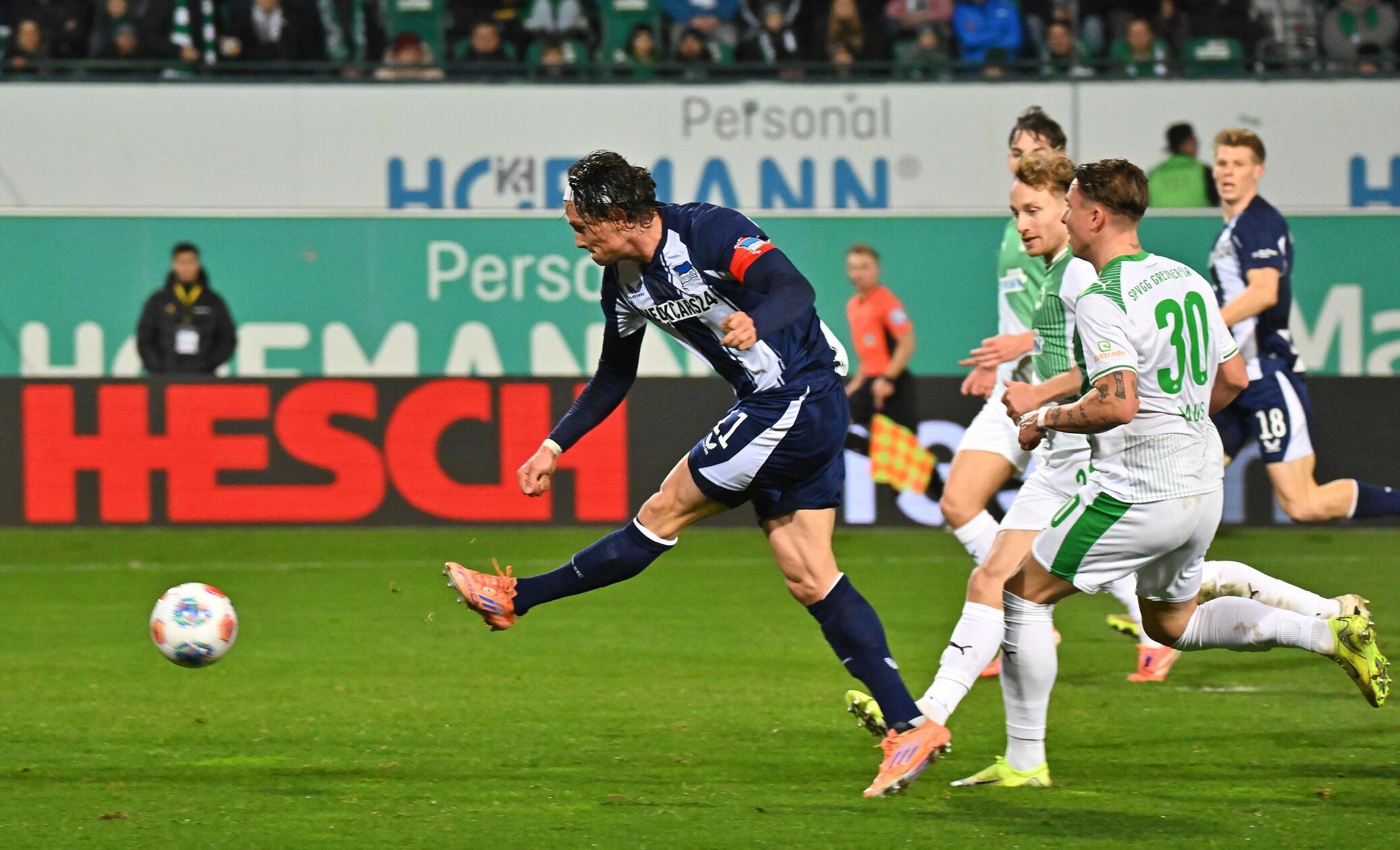 Nach 34 Minuten ist es dann aber doch soweit: Beinahe eine Kopie des kurz zuvor nicht gegebenen Treffers führt zur Hertha-Führung. Diesmal ist es aber Klaus, der sich von Reese überlaufen lässt.