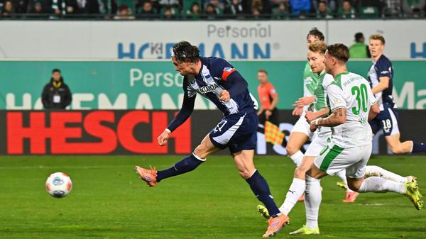 Nach 34 Minuten ist es dann aber doch soweit: Beinahe eine Kopie des kurz zuvor nicht gegebenen Treffers führt zur Hertha-Führung. Diesmal ist es aber Klaus, der sich von Reese überlaufen lässt.