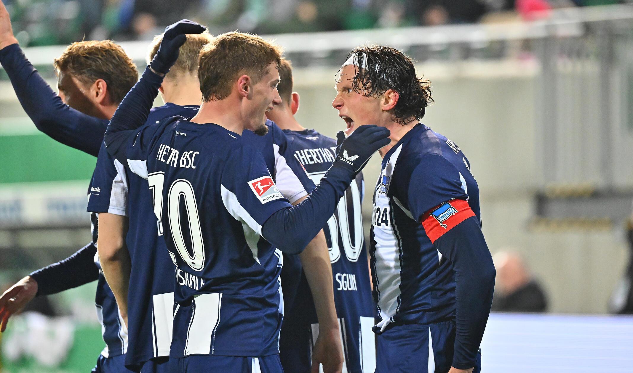 Nur drei Minuten später dann der endgültige Schock für die Fürther Defensive: Nach einem Freistoß aus halblinker Position kommt Hertha-Offensivmann Schuler völlig frei am Fünfmeter-Eck zum Abschluss, 2:0 für die Hertha.