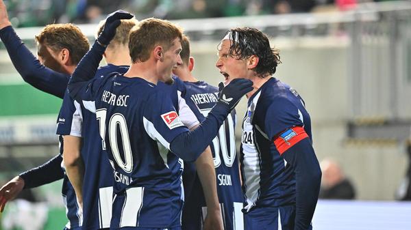 Nur drei Minuten später dann der endgültige Schock für die Fürther Defensive: Nach einem Freistoß aus halblinker Position kommt Hertha-Offensivmann Schuler völlig frei am Fünfmeter-Eck zum Abschluss, 2:0 für die Hertha.