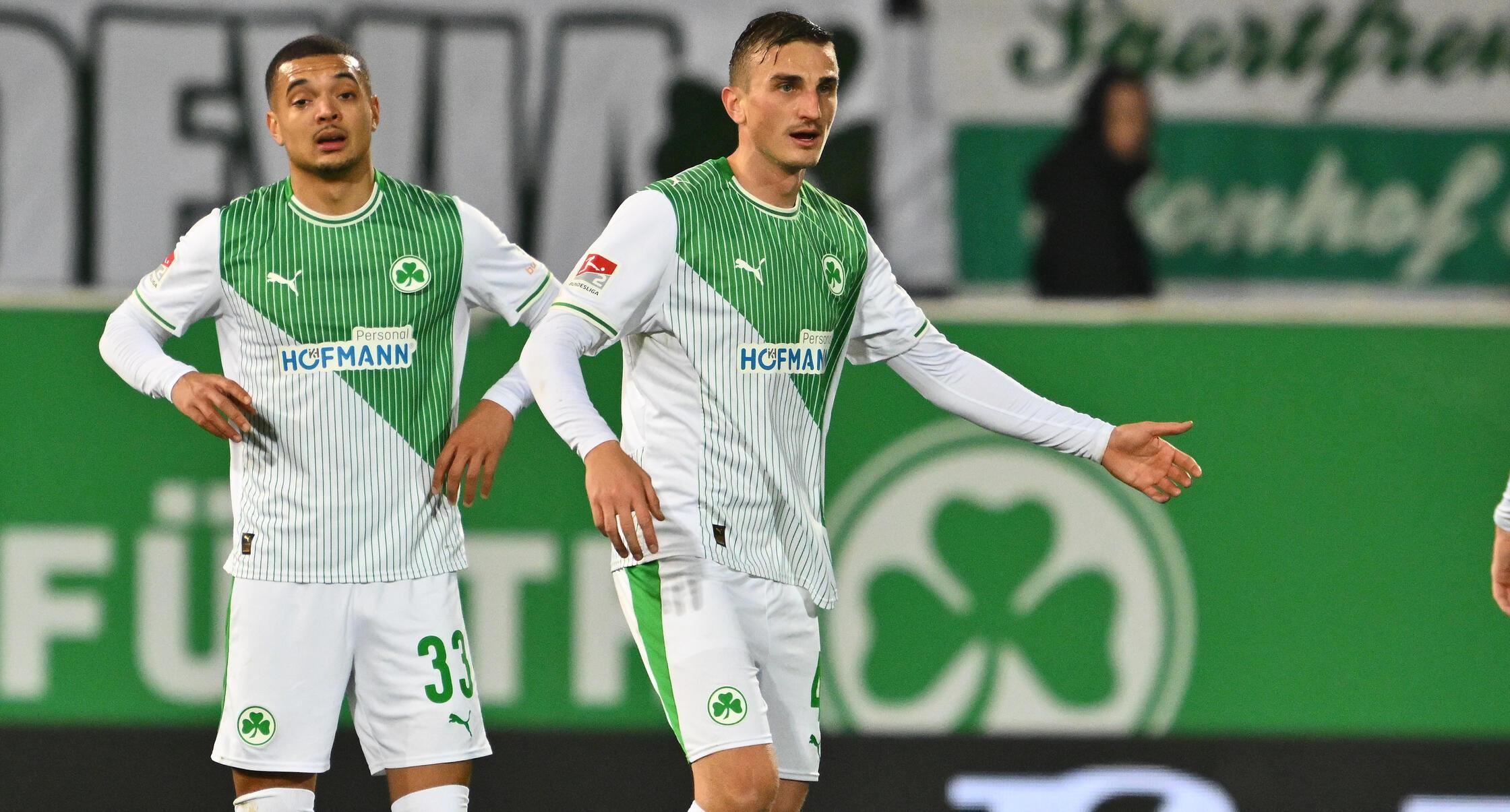 Es sind die Gegentreffer Nummer 39 und 40 fürs Kleeblatt in dieser Saison - die Defensive der Fürther, sie ist in dieser ersten Halbzeit einmal mehr bedient.