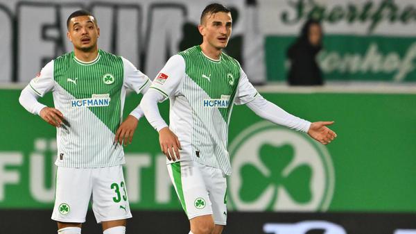 Es sind die Gegentreffer Nummer 39 und 40 fürs Kleeblatt in dieser Saison - die Defensive der Fürther, sie ist in dieser ersten Halbzeit einmal mehr bedient.