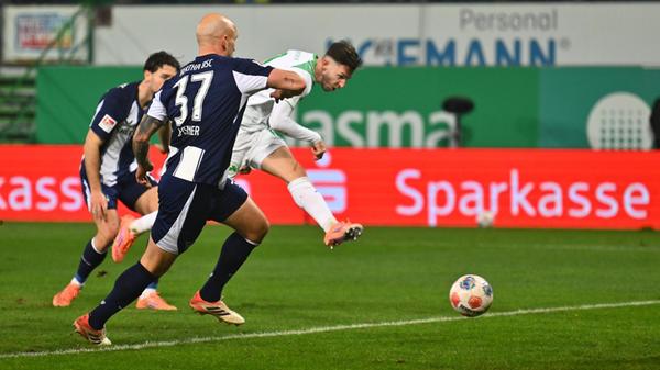 Kurz vor dem Pausentee ist es dann Branimir Hrgota, der für den Fürther Hoffnungsschimmer sorgt: Der Routinier leitet einen Angriff per sehenswertem Solo-Lauf ein, spielt nach rechts auf Dehm, der den Ball per Flanke zurück in den 16er zu Hrogta bugsiert. Der nimmt das Spielgerät einmal an und schließt dann wuchtig mit Links flach ins rechte Eck ab, Anschlusstreffer Fürth: 1:2, Halbzeit.