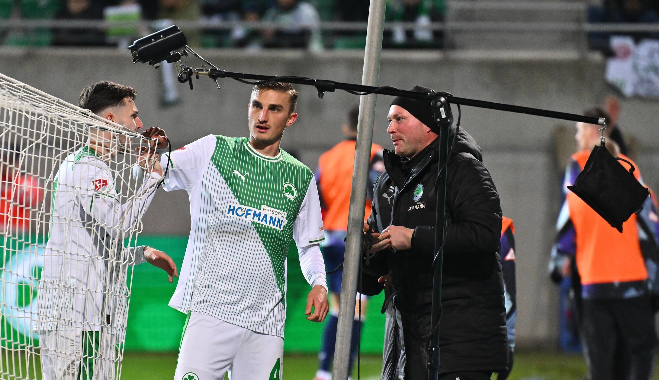Es folgen kuriose Momente: Futkeu stürzt bei der Aktion in die Tornetz-Halterung. Der Stürmer bleibt unverletzt - über die Halterung kann man selbiges nicht sagen. Stadionpersonal und Fürth-Spieler packen gemeinsam an, nach wenigen Minuten steht die Halterung wieder.