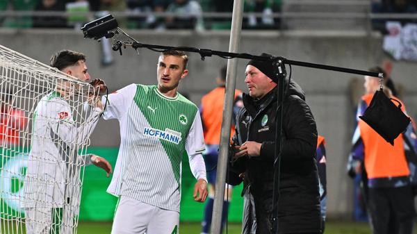 Es folgen kuriose Momente: Futkeu stürzt bei der Aktion in die Tornetz-Halterung. Der Stürmer bleibt unverletzt - über die Halterung kann man selbiges nicht sagen. Stadionpersonal und Fürth-Spieler packen gemeinsam an, nach wenigen Minuten steht die Halterung wieder.
