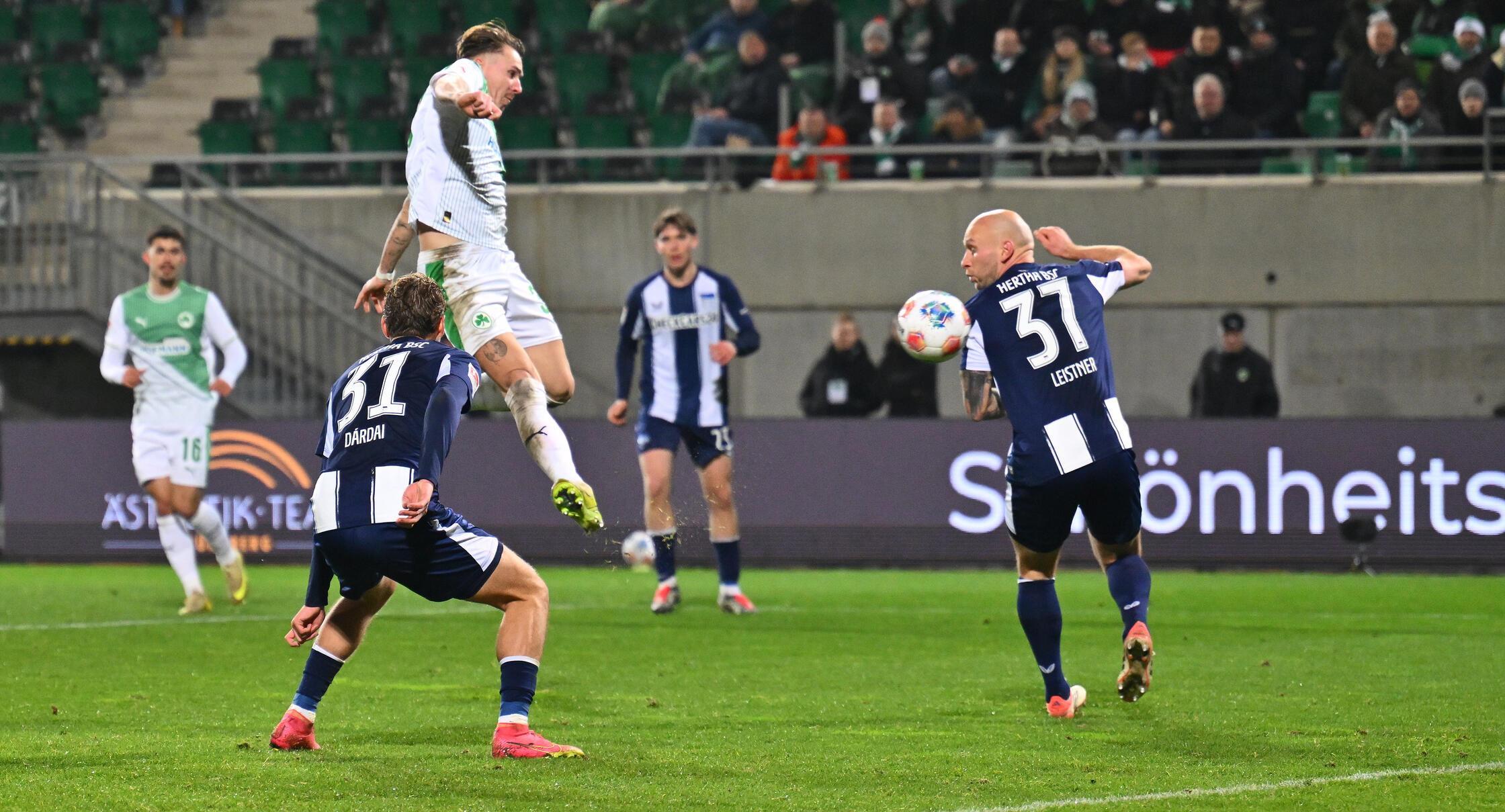 Kurz darauf ist es dann doch Klaus, der den Fürther Ausgleich besorgt. Nach einer Flanke von Hrgota von Links netzt der Ur-Fürther akrobatisch volley zum 2:2 ein.