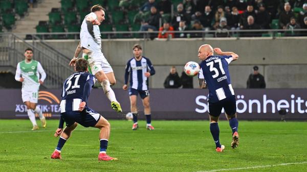 Kurz darauf ist es dann doch Klaus, der den Fürther Ausgleich besorgt. Nach einer Flanke von Hrgota von Links netzt der Ur-Fürther akrobatisch volley zum 2:2 ein.